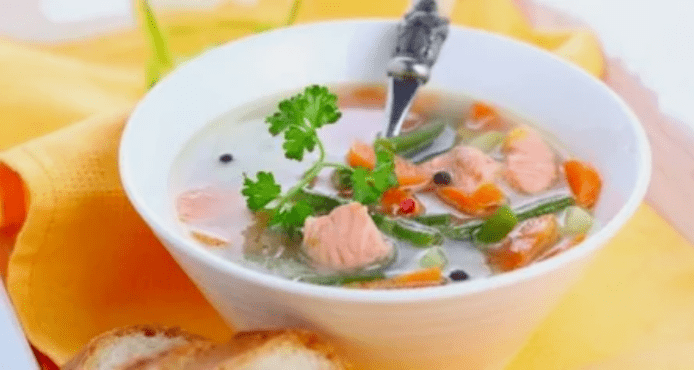 Sopa de pescado con una dieta de proteínas